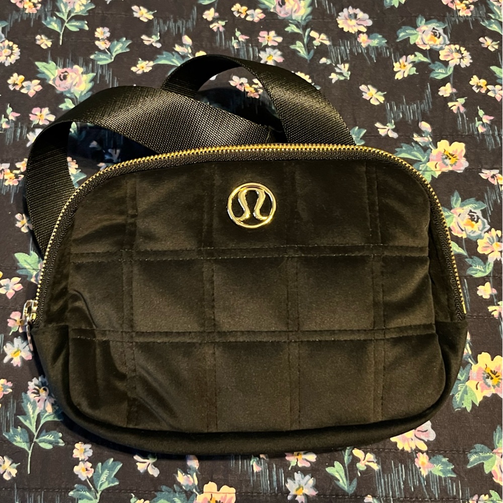 Lulu Lemon Everywhere Belt Bag 1L Quilted Velour